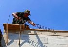 Panas Matahari Tak Surutkan Semangat Satgas TMMD Gresik Bangun Rumah Warga