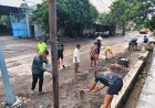 Gotong Royong Bersama TNI Sambut Pengaspalan Jalan TMMD 128 Gresik